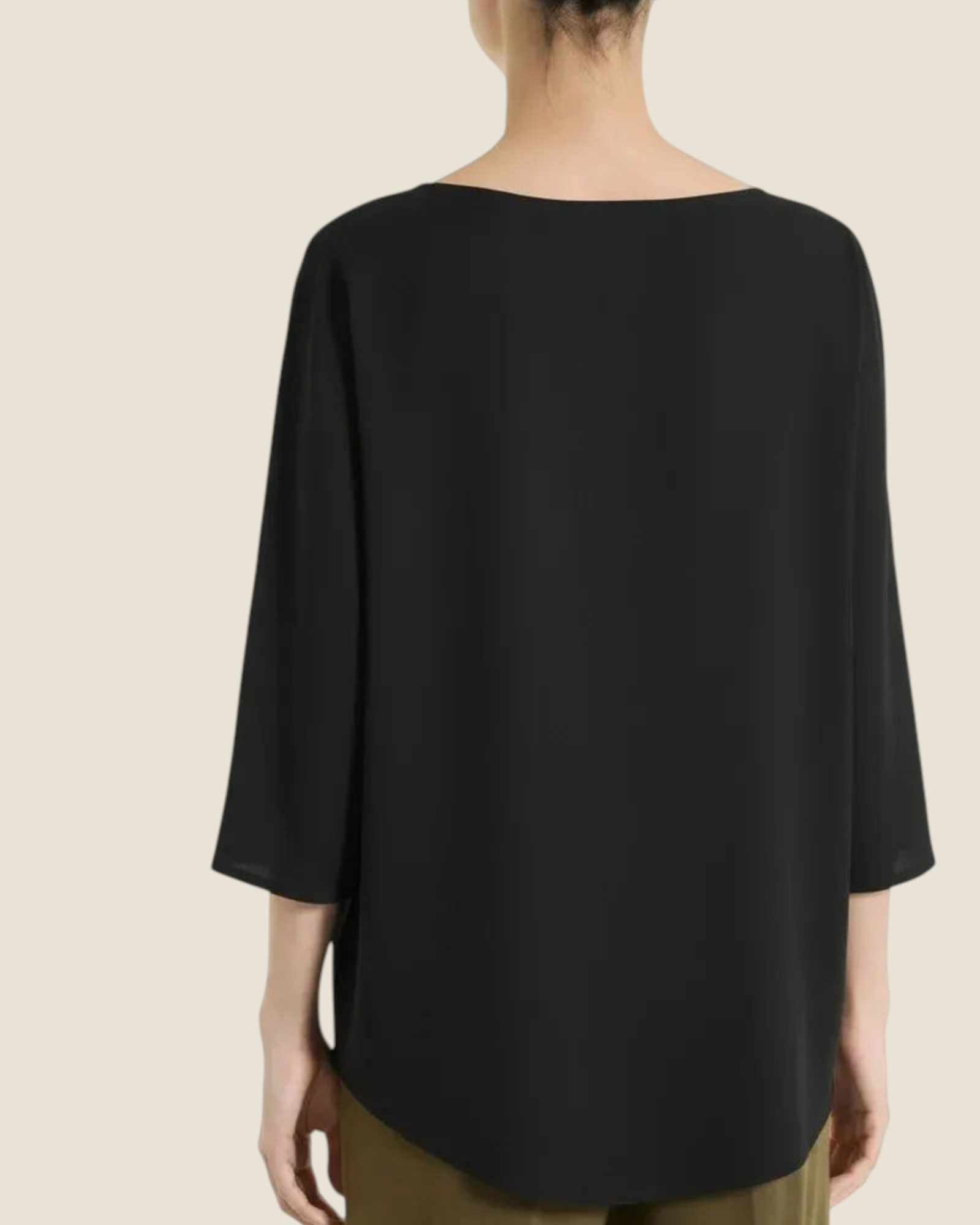 Vista posteriore della blusa nera Madison Shop in voile stretch con maniche a kimono 3/4 e scollo a barchetta