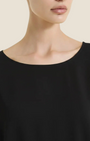 Blusa nera Ragno in voile stretch con scollo a barchetta, proposta da Madison Shop con vestibilità morbida.