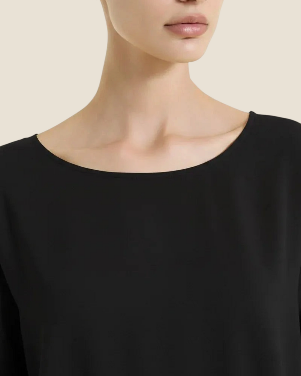 Blusa nera Ragno in voile stretch con scollo a barchetta, proposta da Madison Shop con vestibilità morbida.