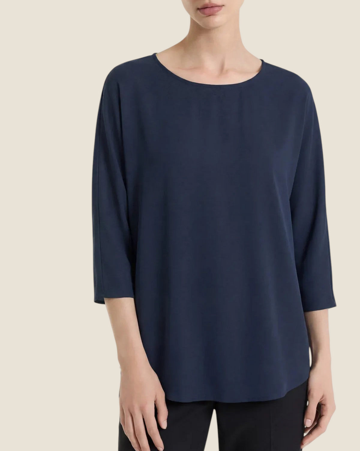 Blusa Madison Shop blu in voile stretch con maniche a kimono 3/4 e scollo a barchetta, vestibilità morbida ed elegante