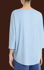 Blusa Madison Shop azzurra in voile stretch con maniche a kimono 3/4 e scollo a barchetta, vista posteriore