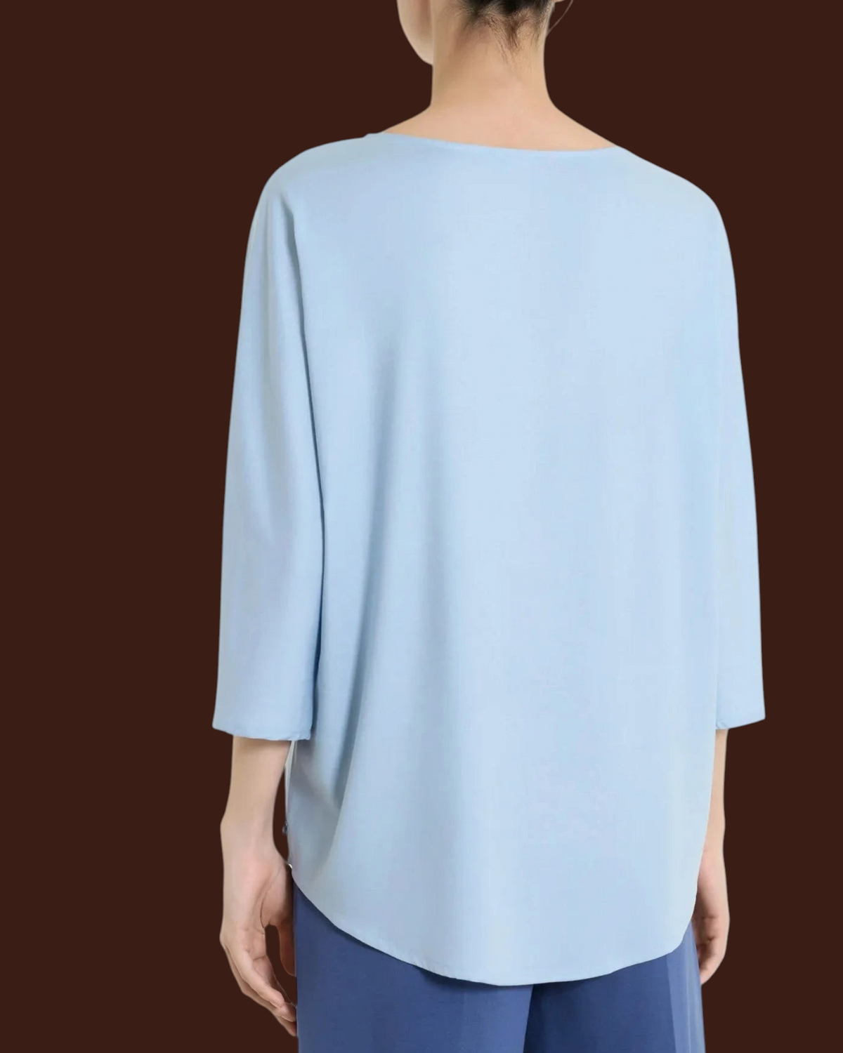 Blusa Madison Shop azzurra in voile stretch con maniche a kimono 3/4 e scollo a barchetta, vista posteriore
