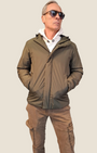 Giubbino Madison Shop verde oliva in nylon con cappuccio foderato in ciniglia, indossato da un uomo con occhiali