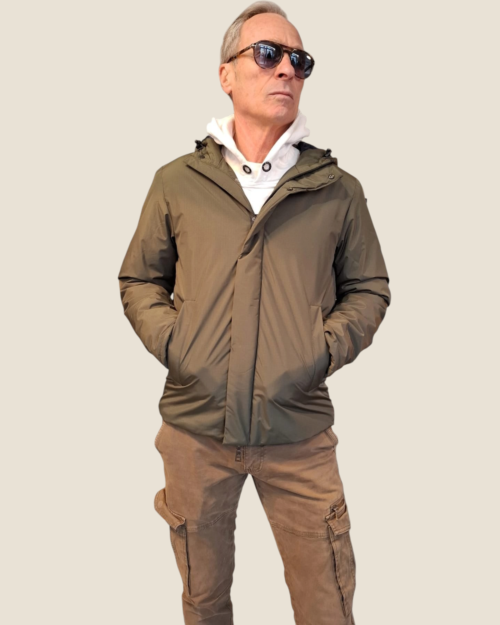 Giubbino Madison Shop verde oliva in nylon con cappuccio foderato in ciniglia, indossato da un uomo con occhiali