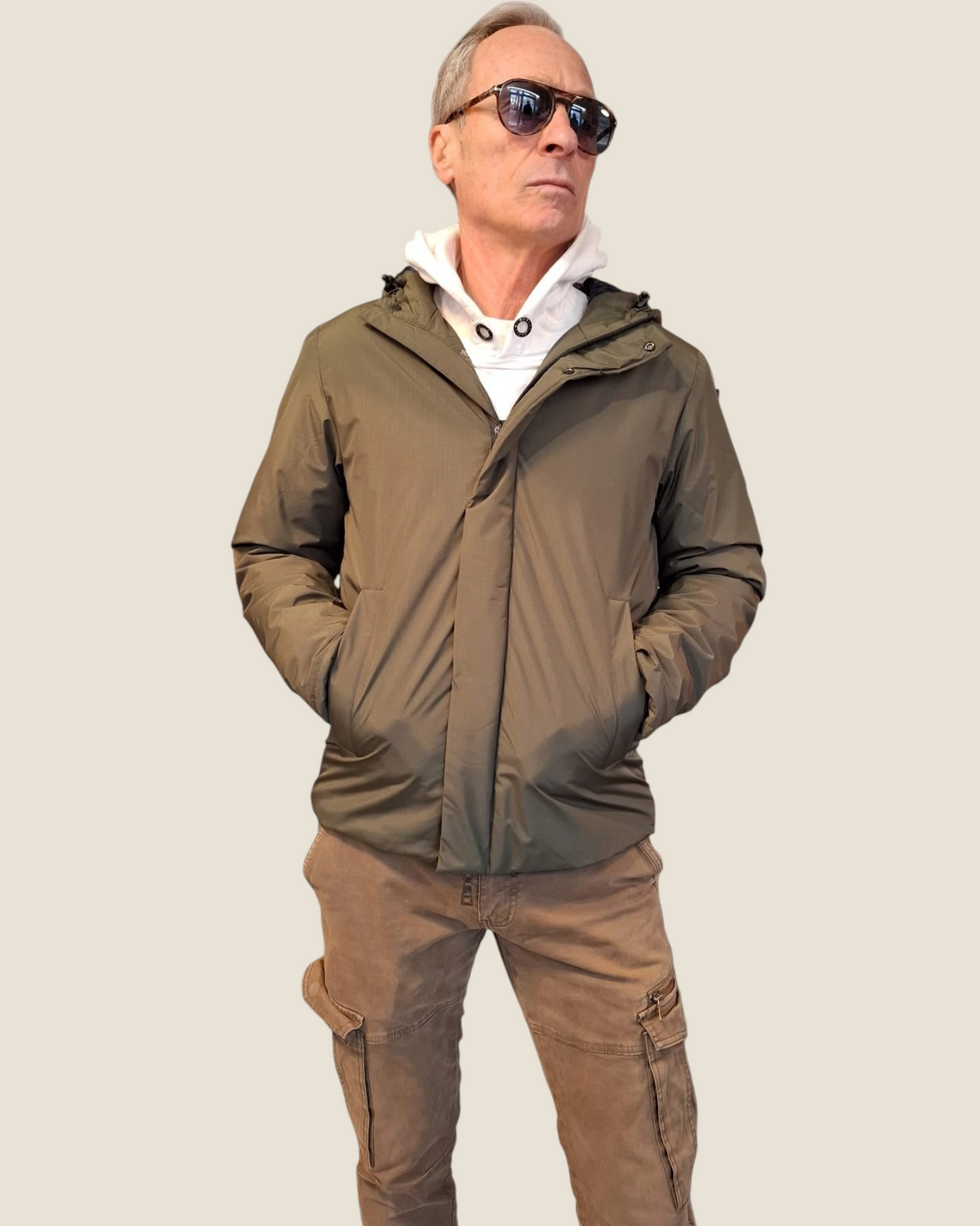 Giubbino Madison Shop verde oliva in nylon con cappuccio foderato in ciniglia, indossato da un uomo con occhiali