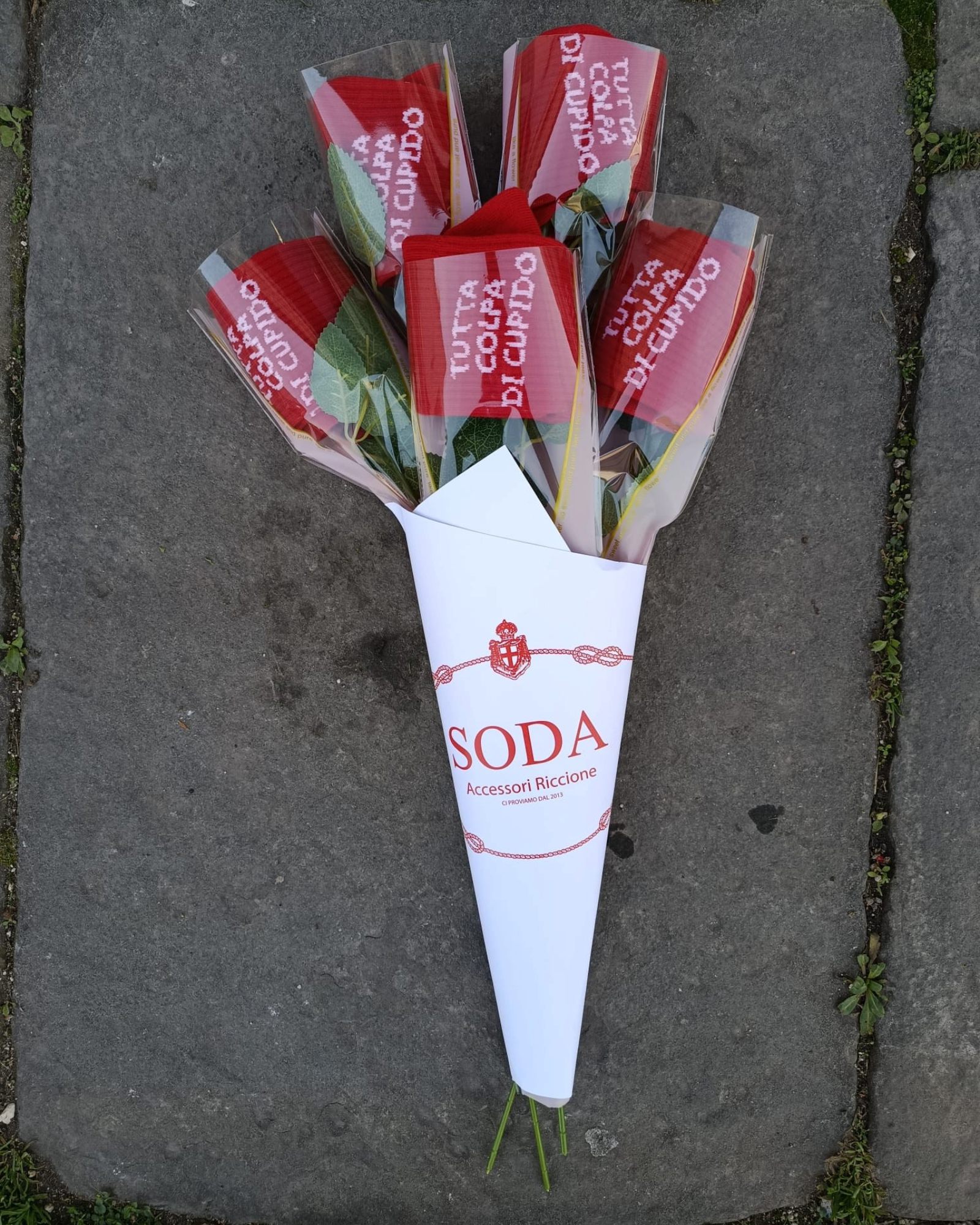 Calze Madison Shop Soda rosse a coste con scritta Tutta Colpa di Cupido confezionate come un bouquet di rose