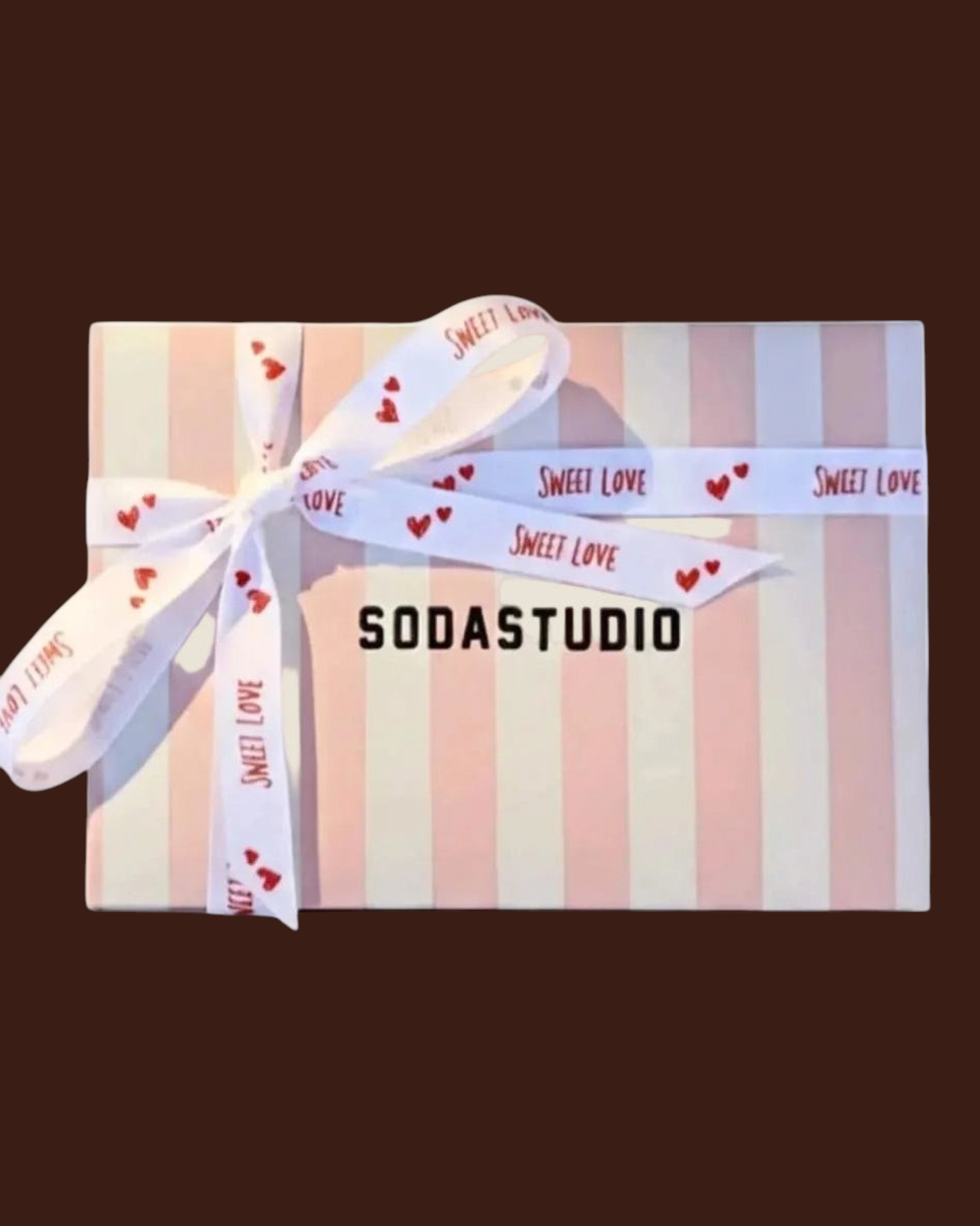 Confezione regalo Madison Shop con carta a righe rosa e bianche e nastro bianco decorato con cuori rossi