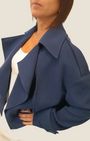 Cappotto corto doppiopetto blu navy Madison Shop con ampi revers e vestibilità morbida indossato da una modella