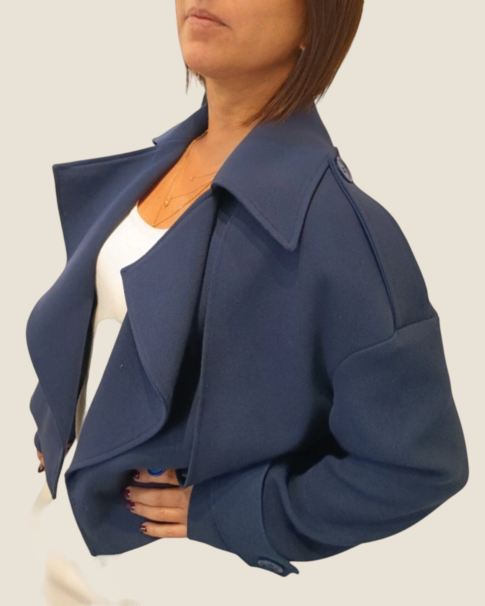 Cappotto corto doppiopetto blu navy Madison Shop con ampi revers e vestibilità morbida indossato da una modella