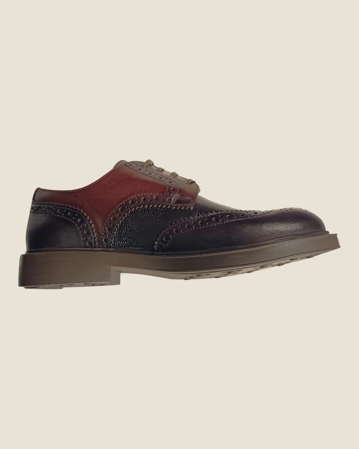 Scarpa brogue Madison Shop in pelle bicolore marrone e nera con dettagli traforati e suola ultraleggera