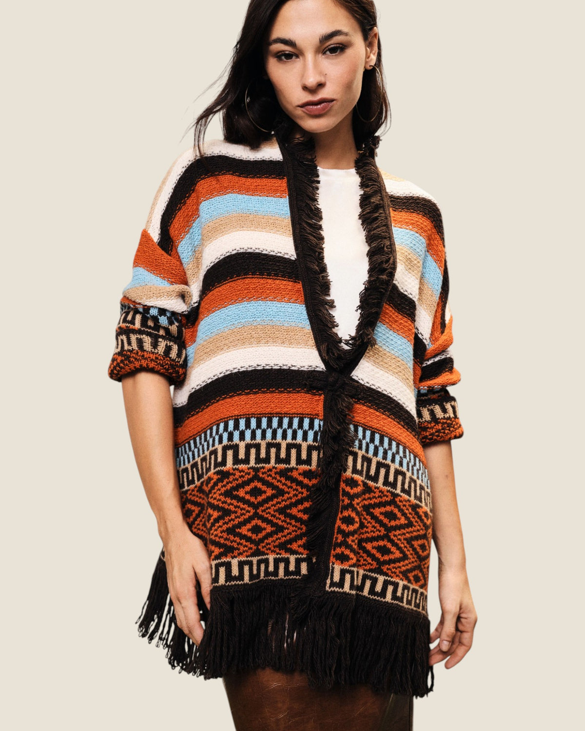Cardigan con frange e motivo a righe e geometrie