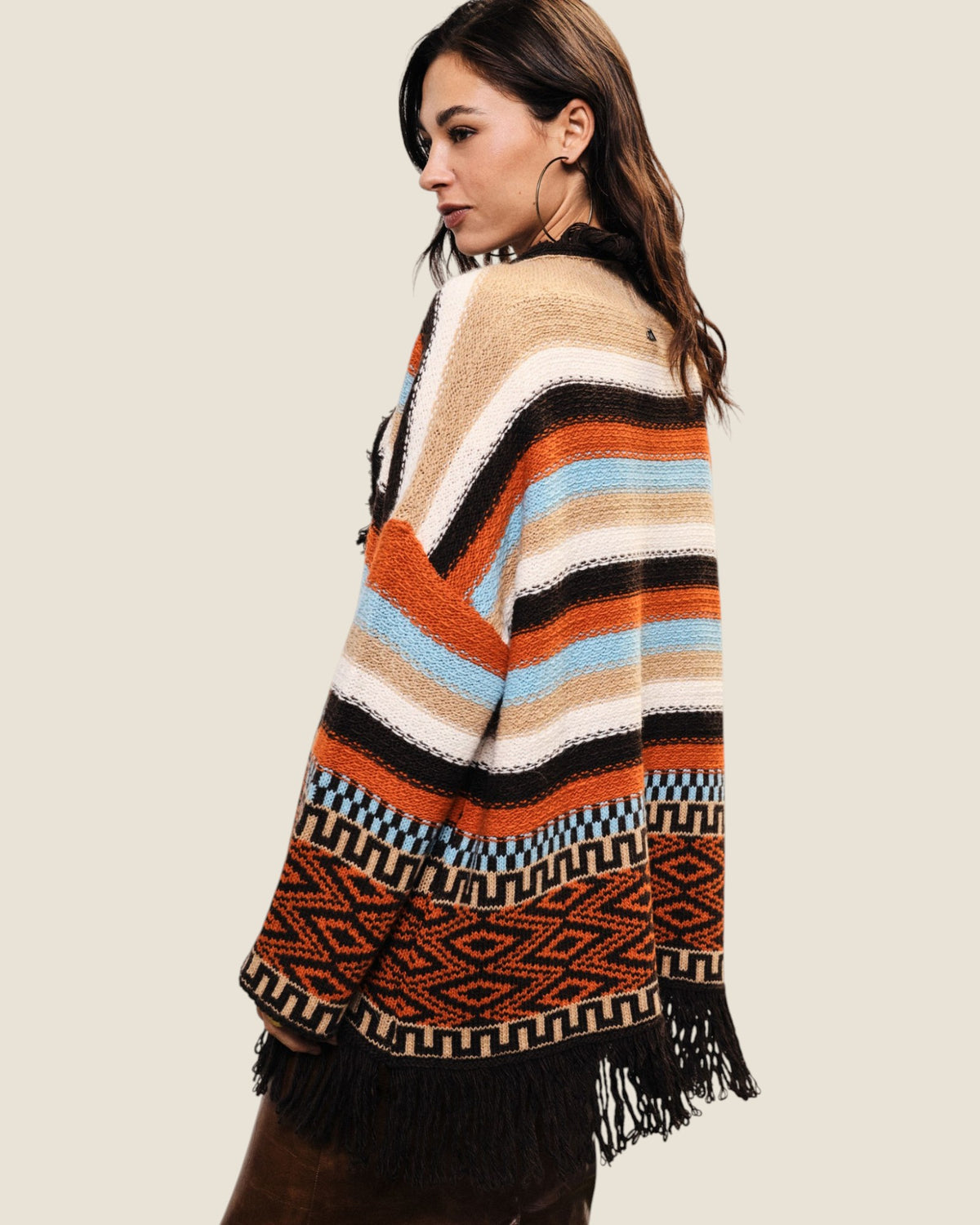 Cardigan con frange e motivo a righe e geometrie