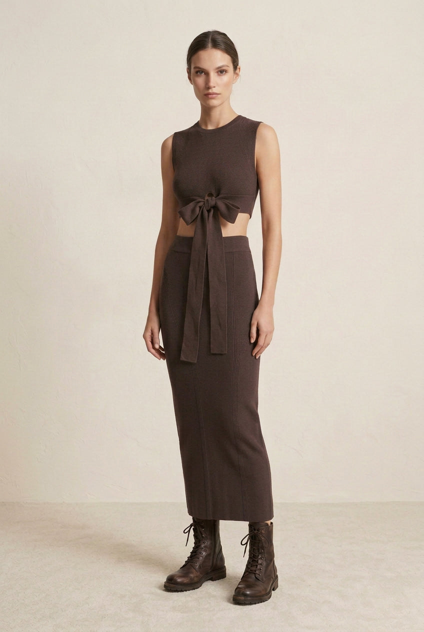 Completo con top cropped con nodo e gonna midi