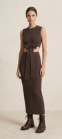 Completo con top cropped con nodo e gonna midi