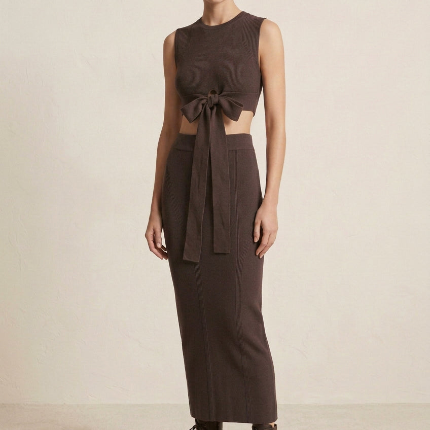 Completo con top cropped con nodo e gonna midi