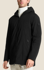 Parka nero Ragno Piumerino con cappuccio, imbottitura in lana e zip frontale, indossato da un modello Madison Shop