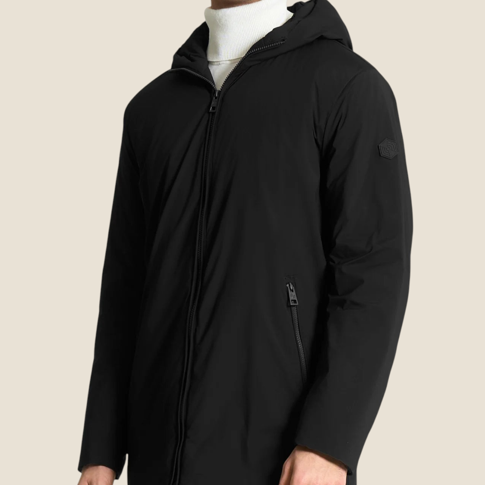 Parka nero Ragno Piumerino con cappuccio, imbottitura in lana e zip frontale, indossato da un modello Madison Shop