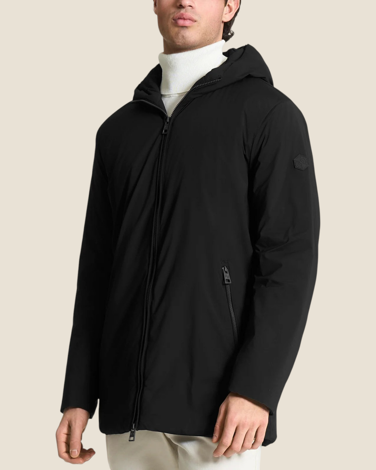Parka nero Ragno Piumerino con cappuccio, imbottitura in lana e zip frontale, indossato da un modello Madison Shop