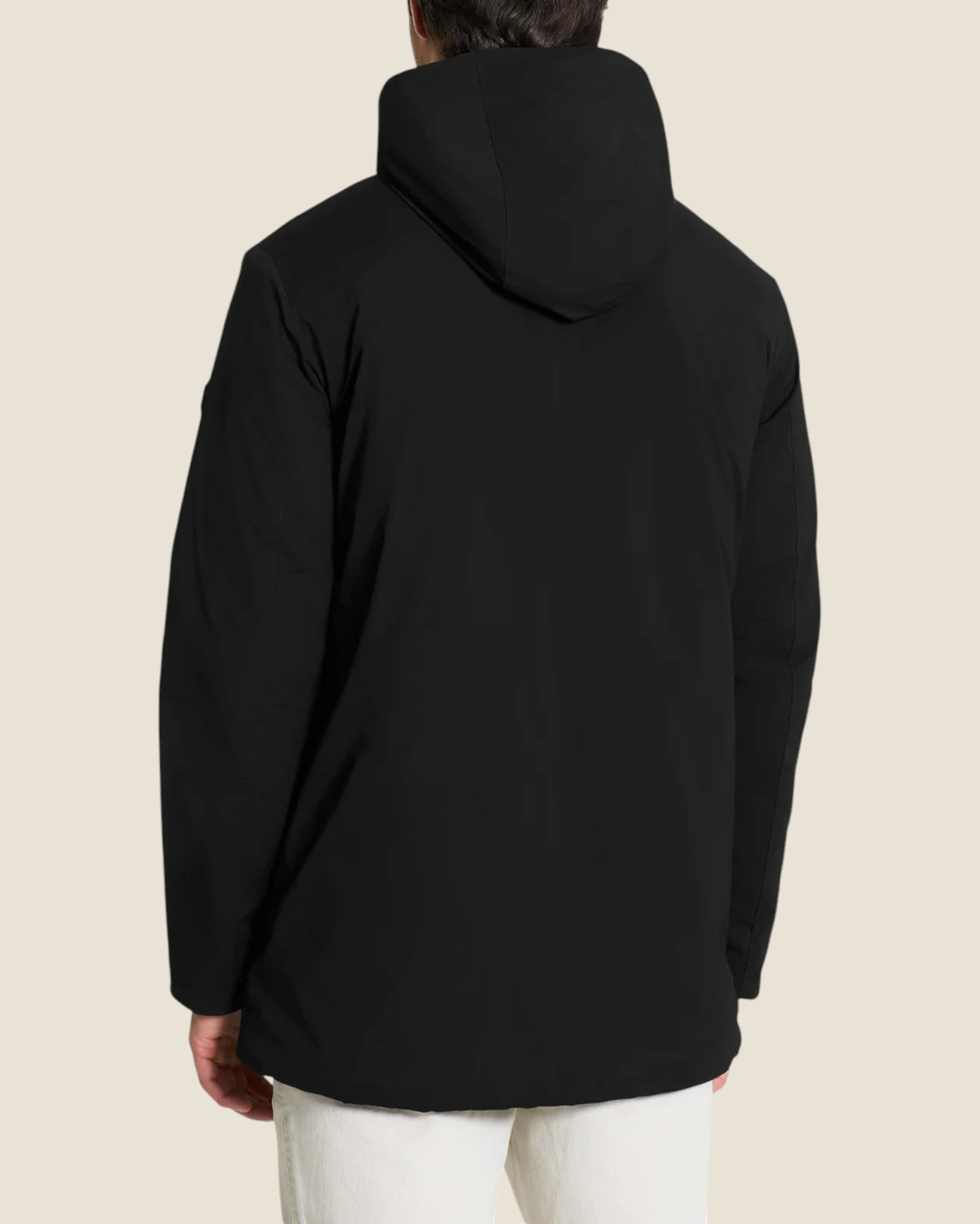 Vista posteriore del parka nero Ragno Piumerino di Madison Shop con cappuccio, realizzato in lana termoregolante.