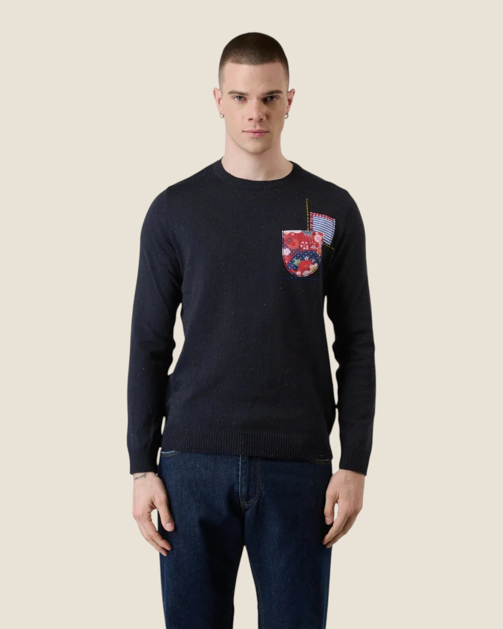 Modello indossa maglione V2 in tweed blu scuro con taschino ricamato a motivi floreali di Madison Shop