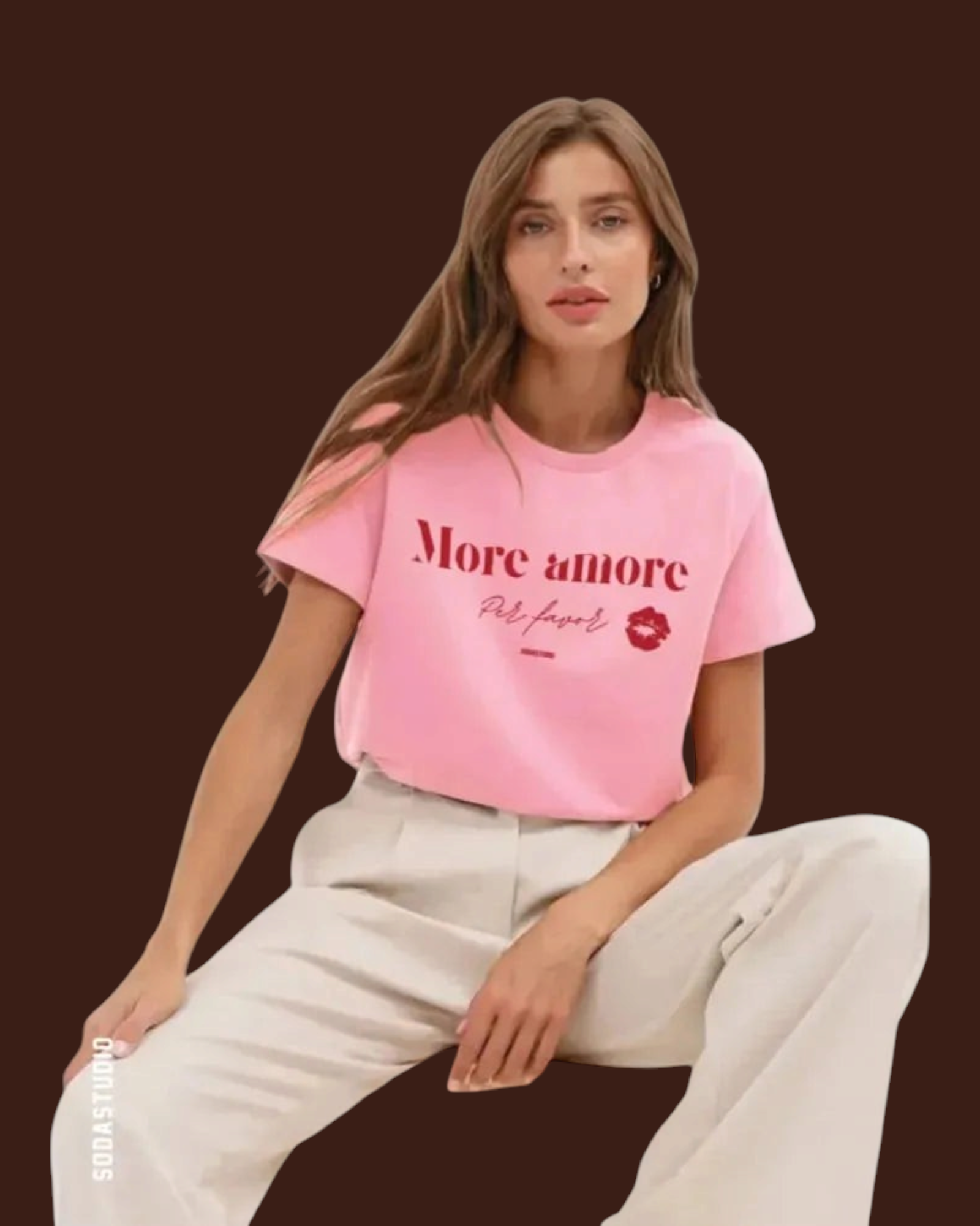 Modella indossa t-shirt rosa Madison Shop in cotone organico con scritta More Amore e stampa labbra
