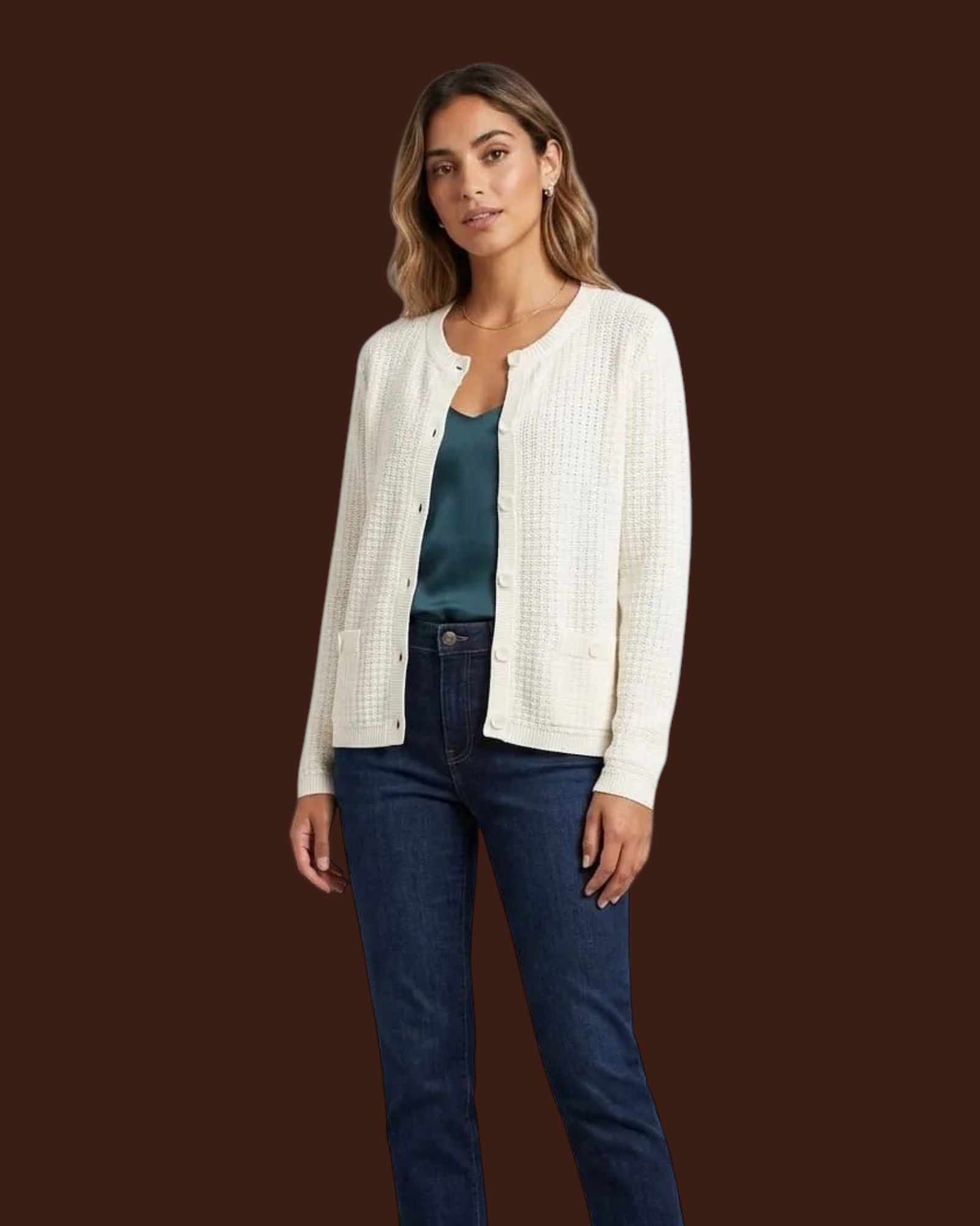 Modella indossa cardigan Madison Shop bianco avorio a girocollo con lavorazione a micro-texture e tasche frontali