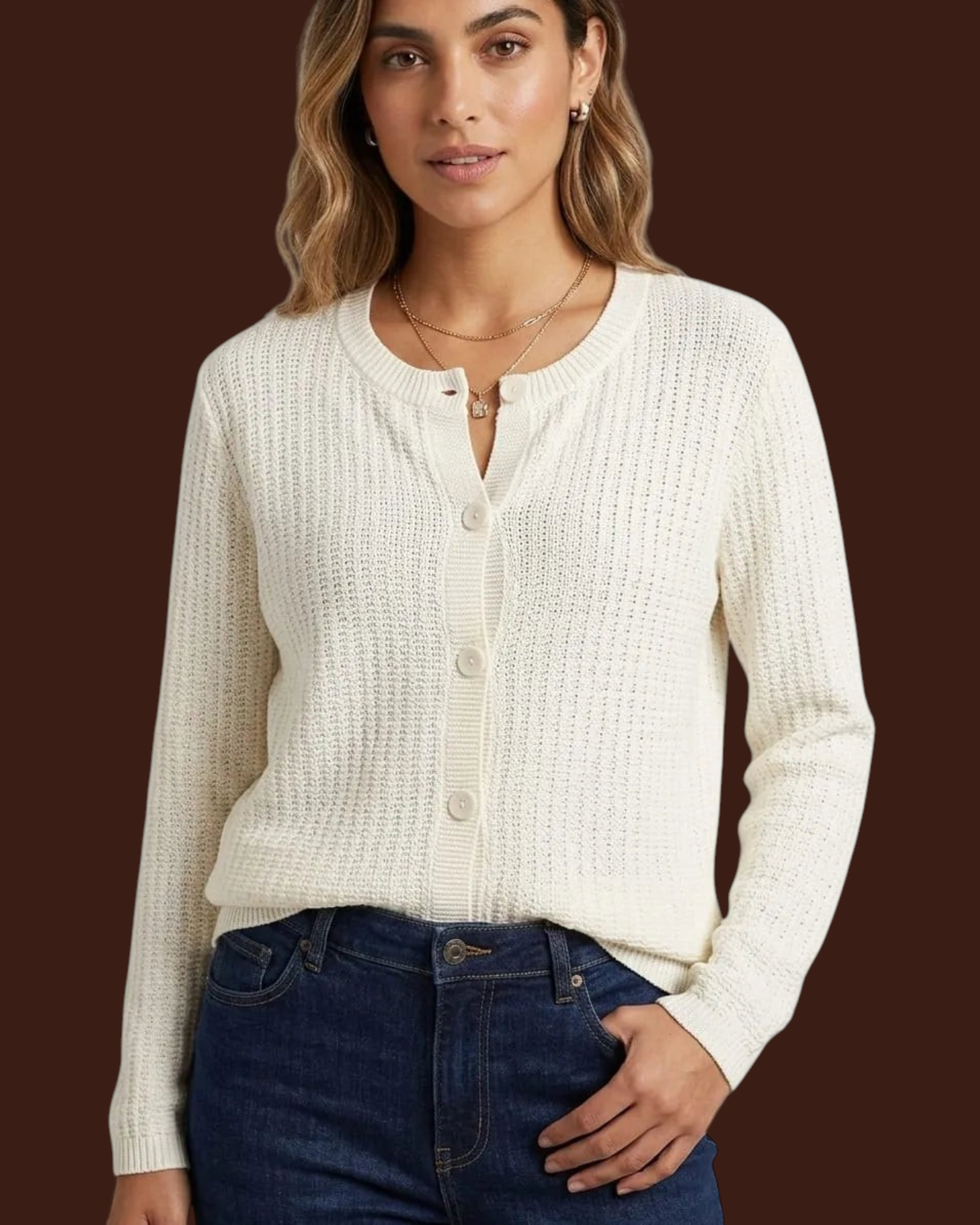 Cardigan Madison Shop bianco in maglia strutturata con scollo rotondo e bottoni, indossato da una modella