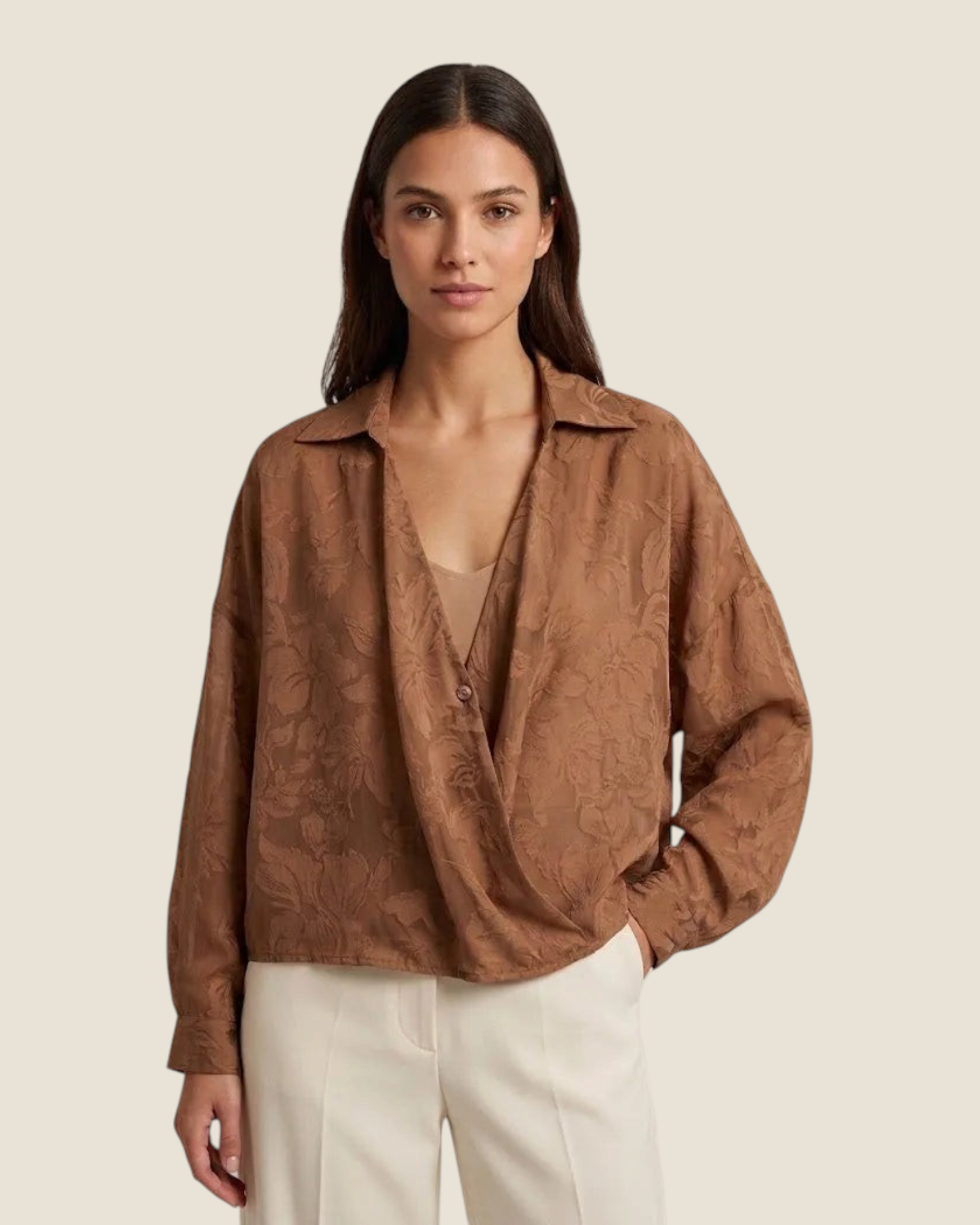Modella indossa camicia trasparente Dixie color terra con motivo floreale jacquard, proposta da Madison Shop