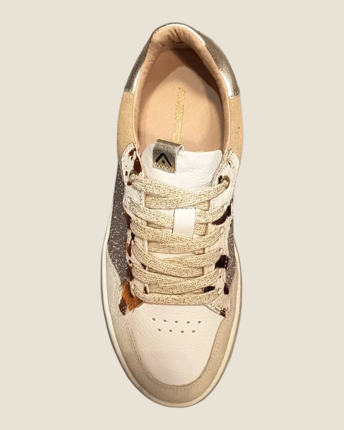 Sneaker Madison Shop Ambitious Wendy in pelle e tessuto con dettagli animalier e lacci glitterati, vista dall'alto.