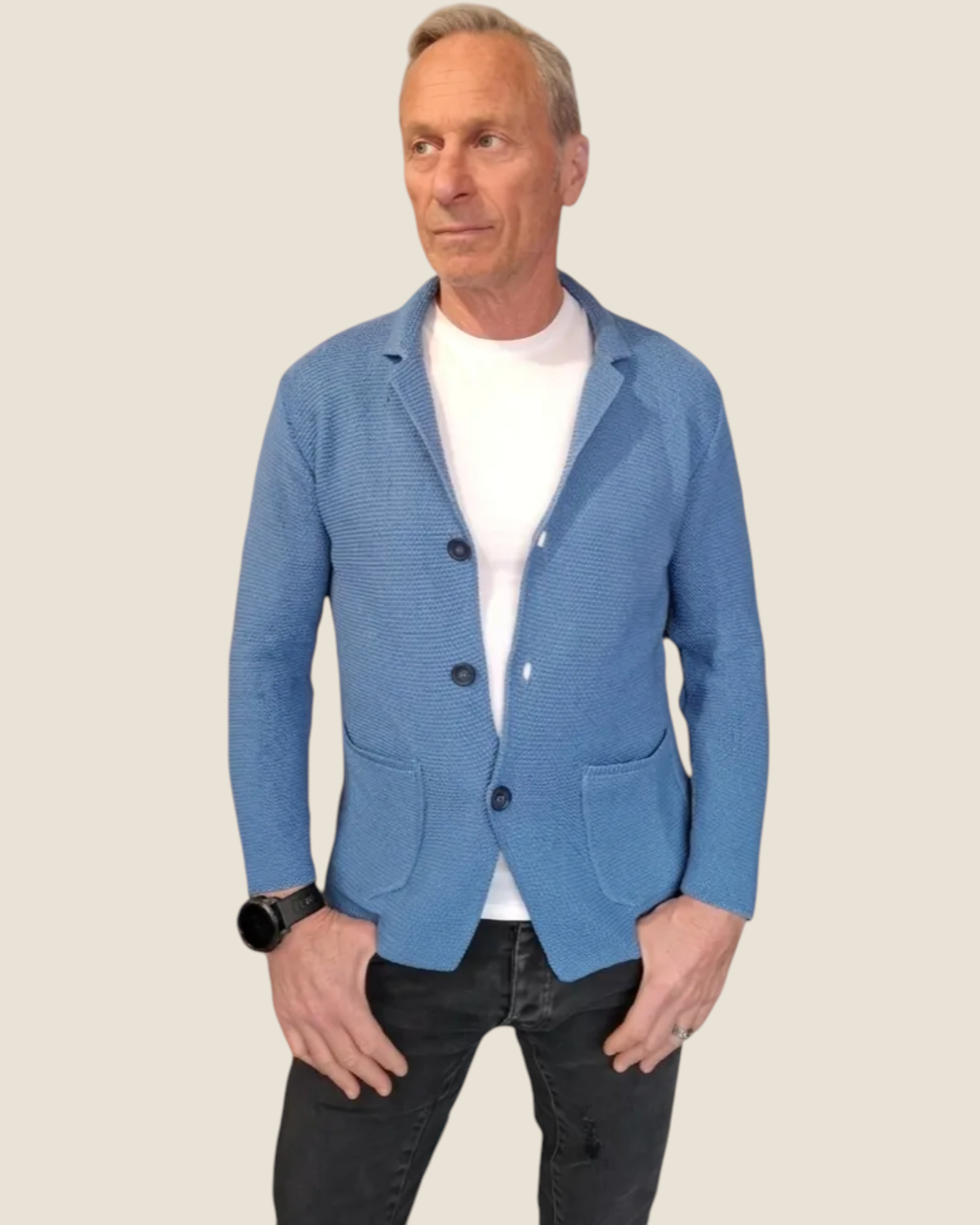 Modello indossa giacca cardigan Madison Shop blu aviazione a 3 bottoni in misto cotone con tasche applicate
