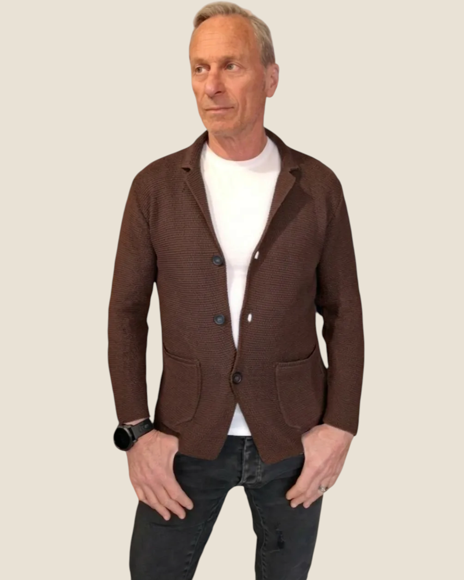 Modello indossa giacca cardigan Madison Shop color cioccolato a 3 bottoni con tasche applicate in cotone e acrilico