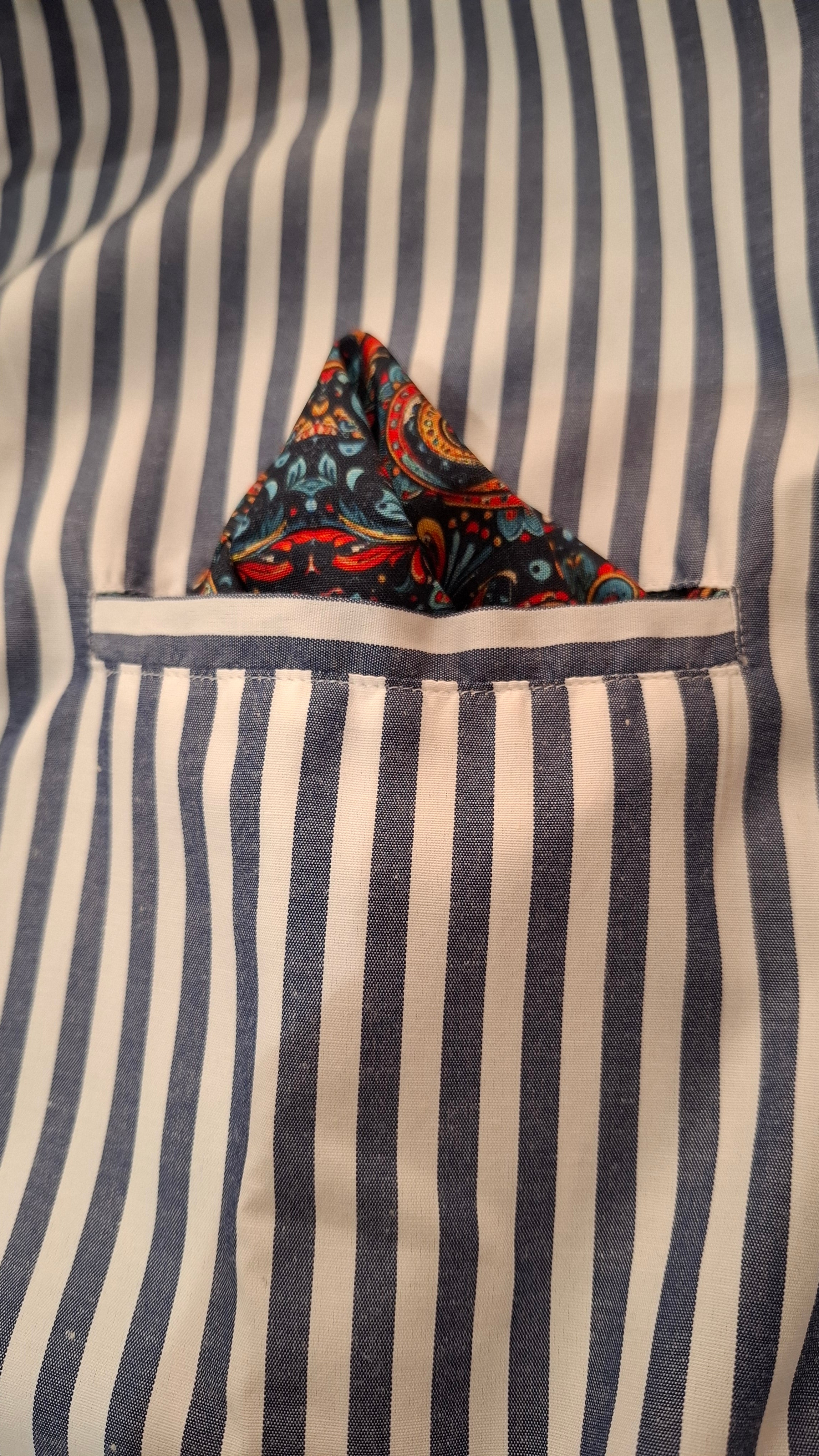 V2 - Camicia Rigata Blu con Pochette e dettagli in tessuto