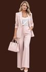 Completo elegante rosa Madison Shop con giacca a un bottone e pantaloni wide-leg, indossato con borsa coordinata