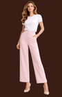 Modella indossa pantaloni Madison Shop rosa a gamba larga con vita alta e t-shirt bianca elegante