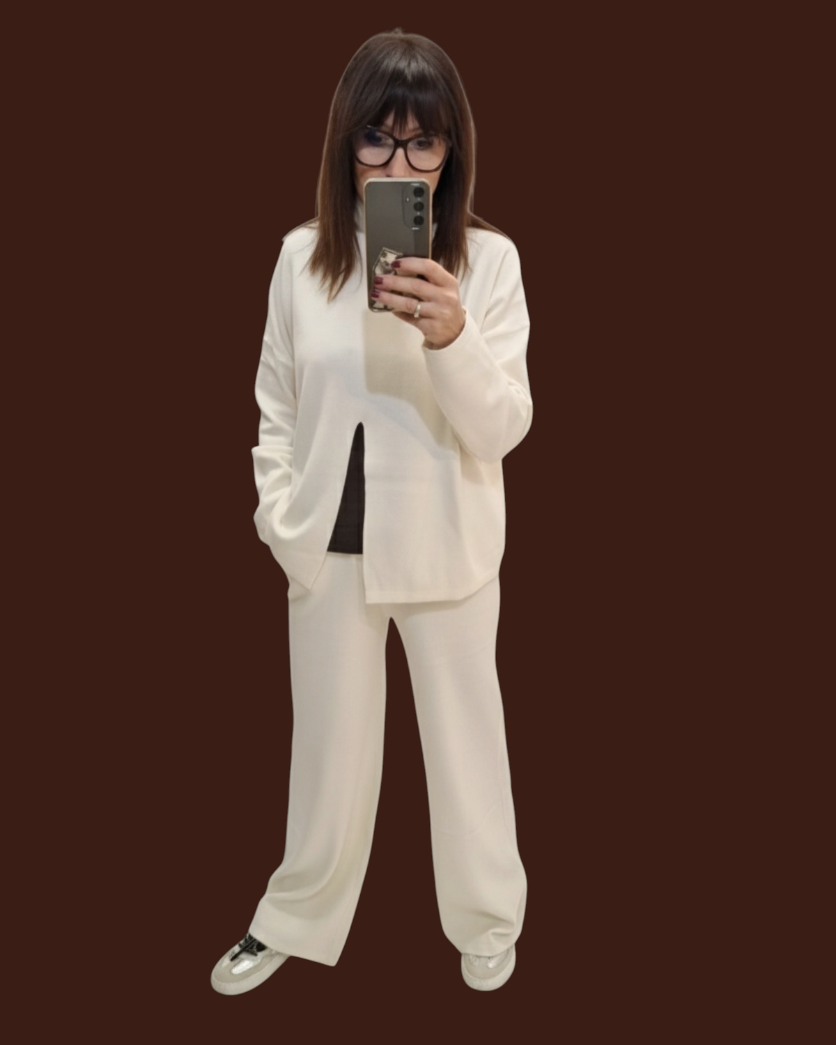 Modella indossa completo Madison Shop in maglia bianco panna con dolcevita e pantalone ampio a gamba dritta