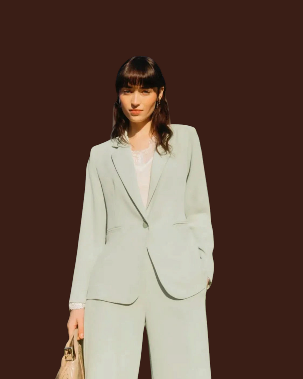 Modella indossa completo Madison Shop verde menta con giacca a un bottone e pantaloni wide-leg in tessuto fluido