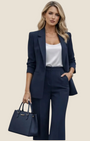 Modella indossa completo blu navy Madison Shop con giacca a un bottone e pantaloni wide-leg eleganti