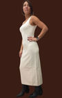 Modella indossa abito midi in maglia color panna Madison Shop, taglio smanicato con vestibilità fluida e stivaletti