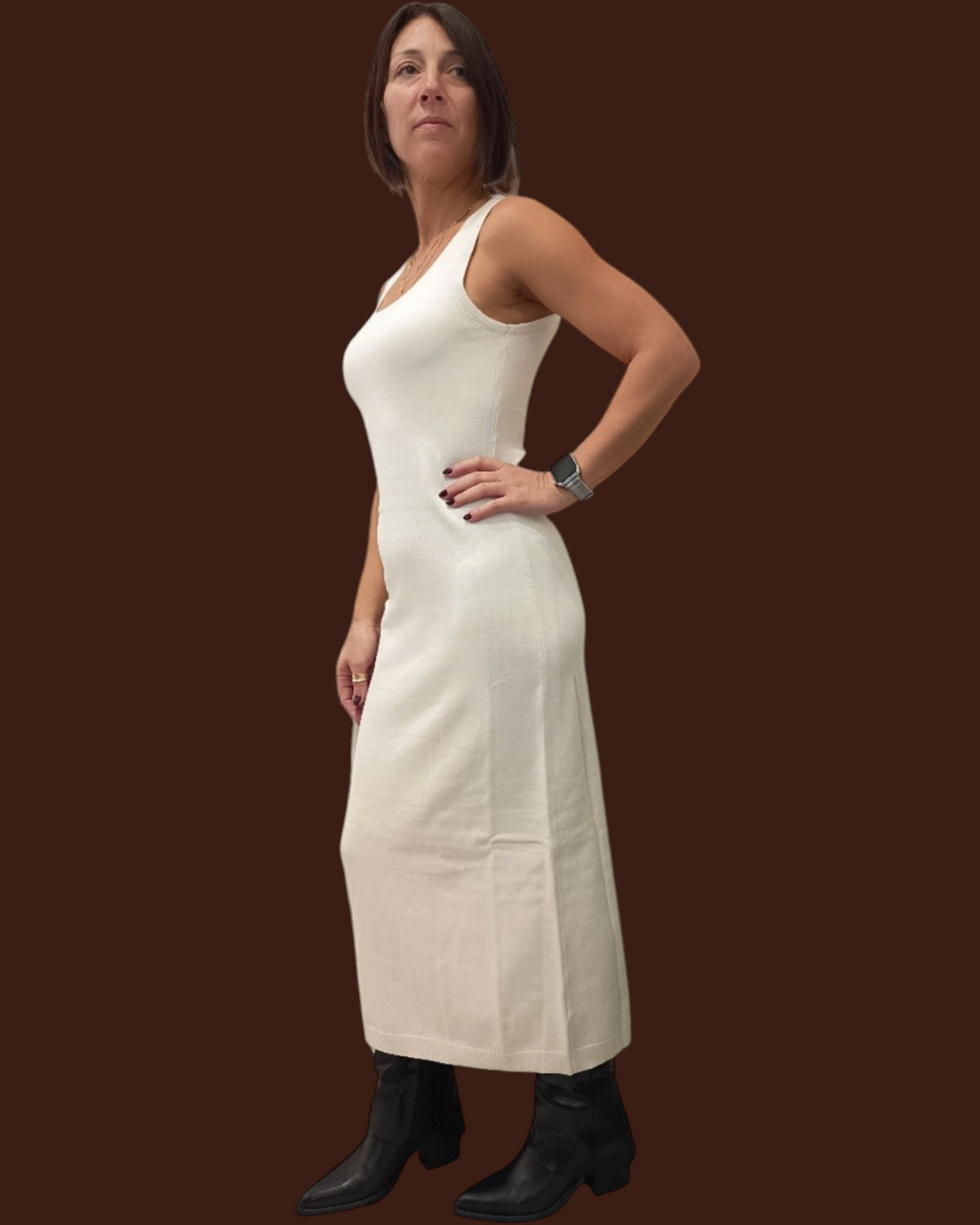 Modella indossa abito midi in maglia color panna Madison Shop, taglio smanicato con vestibilità fluida e stivaletti