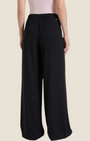 Pantalone a palazzo nero Madison Shop in voile stretch con vita elasticizzata, vista posteriore su modella