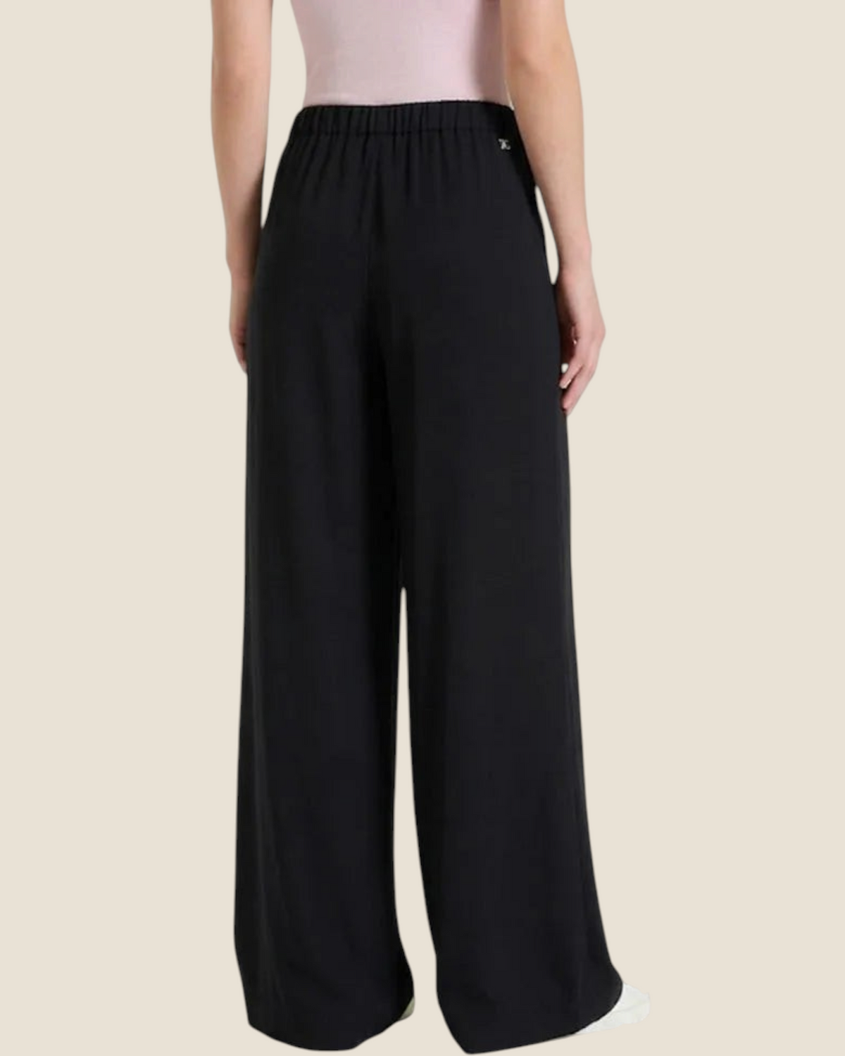 Pantalone a palazzo nero Madison Shop in voile stretch con vita elasticizzata, vista posteriore su modella