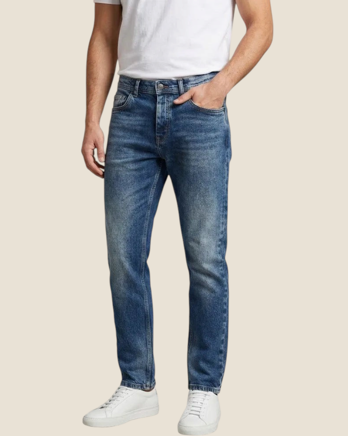 Jeans Madison Shop Over/D Luis a gamba dritta in denim blu con lavaggio medio ed effetto used su modello maschile